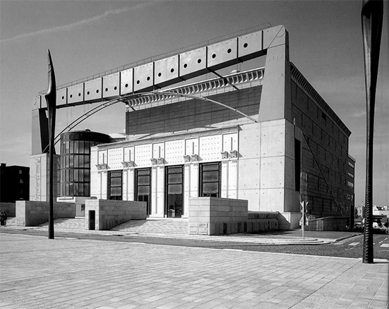 Le théâtre et la médiathèque de Saint-Quentin-en-Yvelines (78)